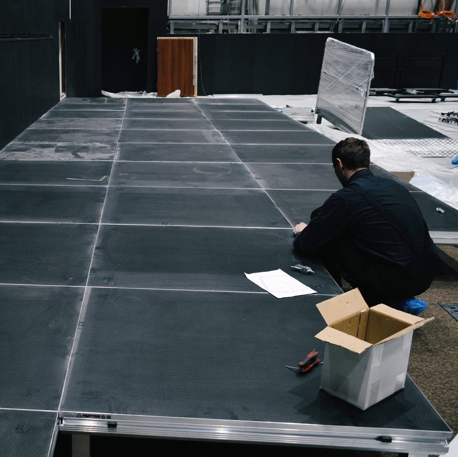 Подиумы, лестницы, станки, ноги, ограждения... От разработки до финального результата сцена проходит тернистый путь.